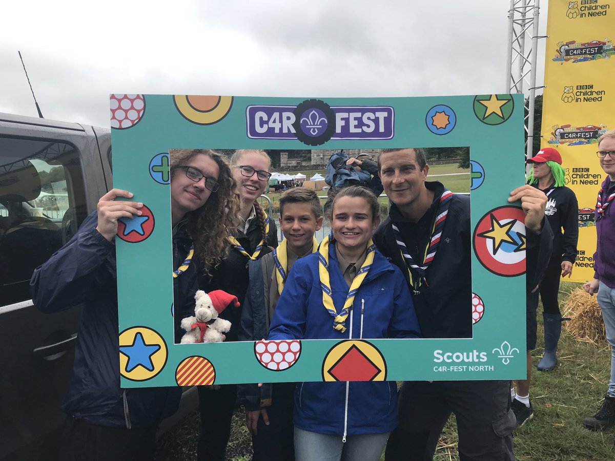 cfnscouts's tweet photo. Member of @CheshireScouts helping @BearGrylls set a new @GWR record at @Carfestevent today. The largest human @UKScouting #FleurDeLis
#ScoutingForAll #SkillForLife https://t.co/BdJP6JQXI0