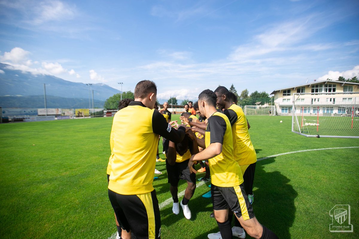 المركز الإعلامي/📸 صور الحصة التدريبية الصباحية للفريق الكروي الأول في معسكره الاعدادي 