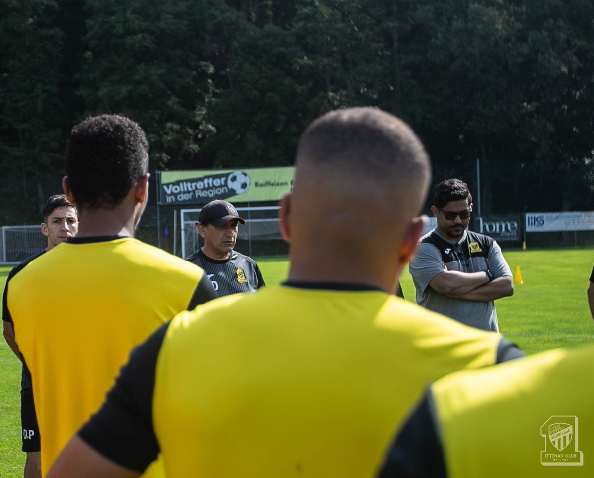 المركز الإعلامي/📸 صور الحصة التدريبية الصباحية للفريق الكروي الأول في معسكره الاعدادي 