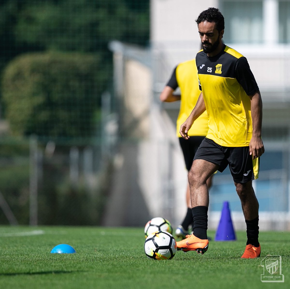 المركز الإعلامي/📸 صور الحصة التدريبية الصباحية للفريق الكروي الأول في معسكره الاعدادي 