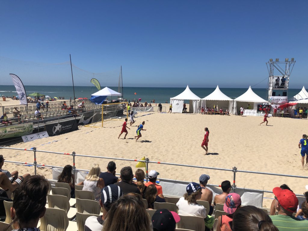 CadizesDeporte's tweet photo. Hoy en #Cádiz, campeonato nacional de selecciones autonómicas de fútbol playa. #CadizesDeporte https://t.co/pKJPF2XppG