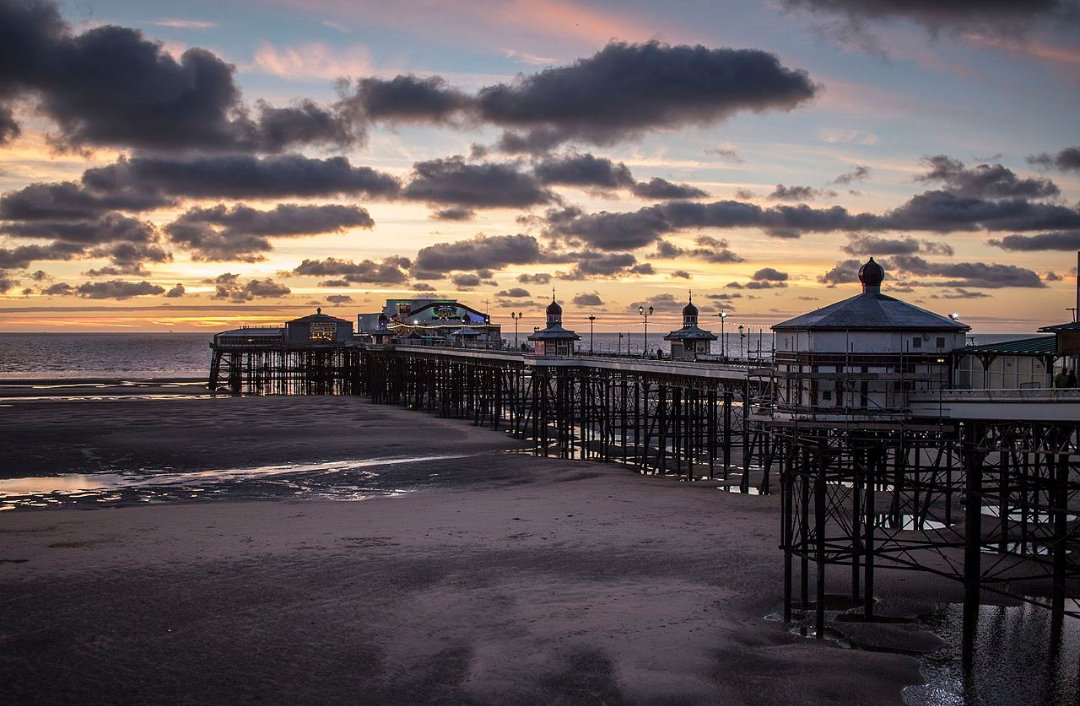 LukeVally's tweet photo. Despite the bad weather had another boss night at @pierjamuk Blackpool🍺💯 @TheBugzyMalone @TomZanettiTZ @wearefoor @NathanDawe @DJSKT @djnickcoulson @OfficialNancie @SaSaSaSDnB @tqdukg https://t.co/6xg88CxxgW