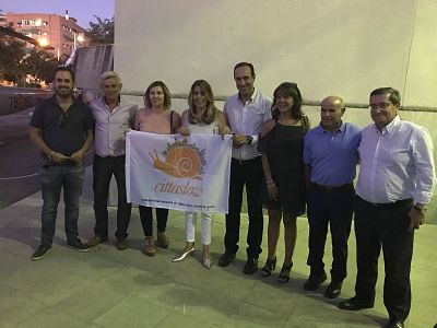 Trasladan a la presidenta de la Junta el proyecto “Bubión Slow” como referente del turismo sostenible de Andalucía
<a href="/bubionturismo/">Ayuntamiento de Bubión</a>
<a href="/JuntaGranada/">Junta Granada</a>
@MAlpujarra
granadaesnoticia.com/trasladan-la-p…