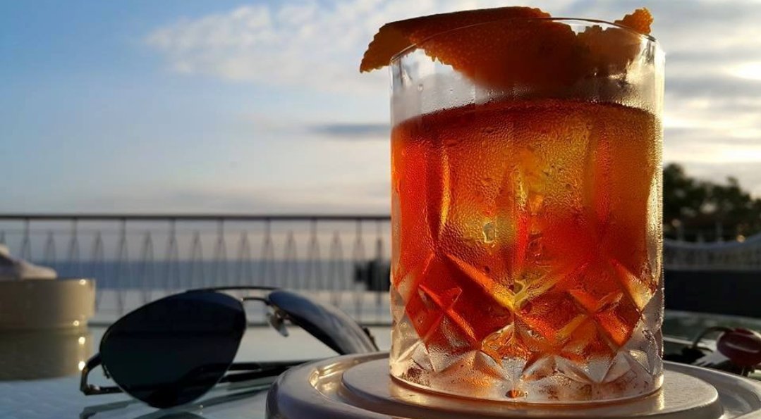 It’s finally weekend! Cheers to yourself for the busy weekdays, you definitely deserve this Negroni whilst enjoying the panoramic sunset view at Space rooftop bar.

#beachfront #hotel #luna2life #luna2 #cosmic  #OceanView #Seminyak #bali #cocktail
#lazysunday #laidbackSunday