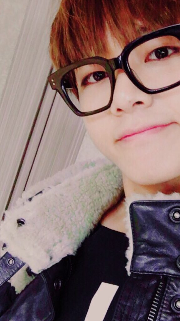 BTS__boyfriends's tweet photo. 태태 안경 넘 잘 어울려😍 https://t.co/HXEH8IzXR5