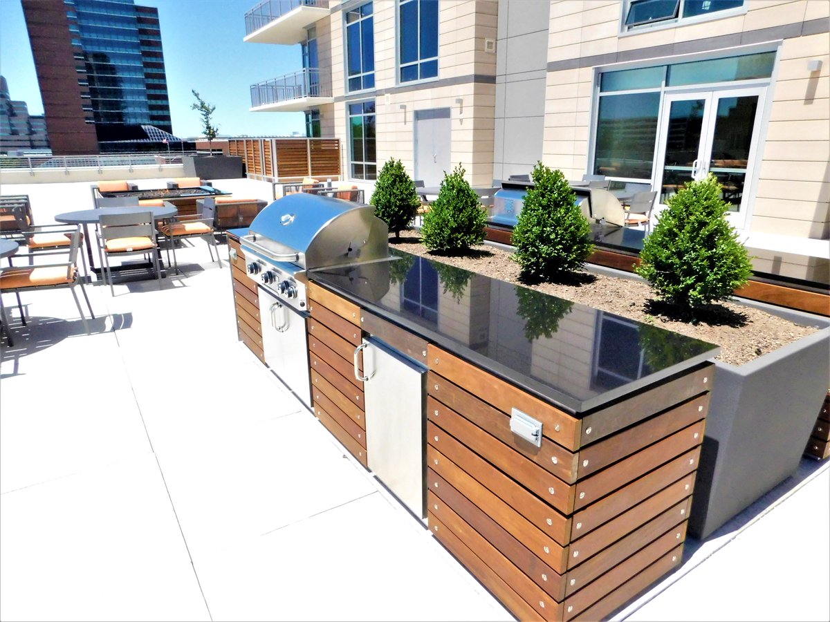 OneUCircle's tweet photo. Lounge the summer away on your #OneUCircle rooftop pool deck & enjoy grilling out at one of your three grilling stations. #LifeOnTheCircle #UniversityCircle https://t.co/2YPxjlfFY1