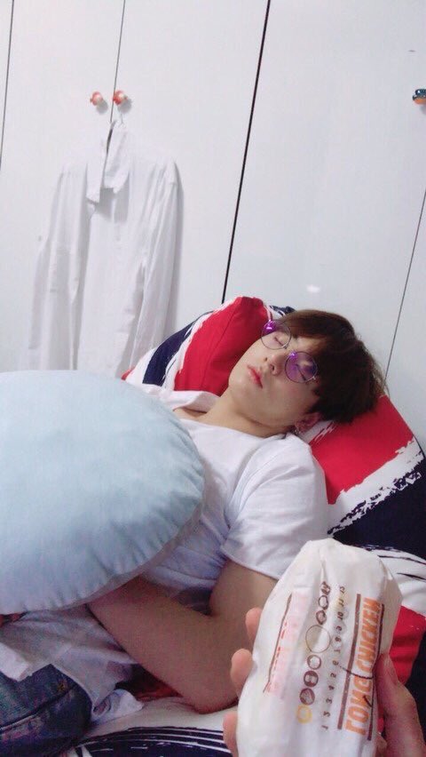 BTS__boyfriends's tweet photo. 정국이는 자면서두 잘생겼구나❤️ https://t.co/dvzEMqwsRi