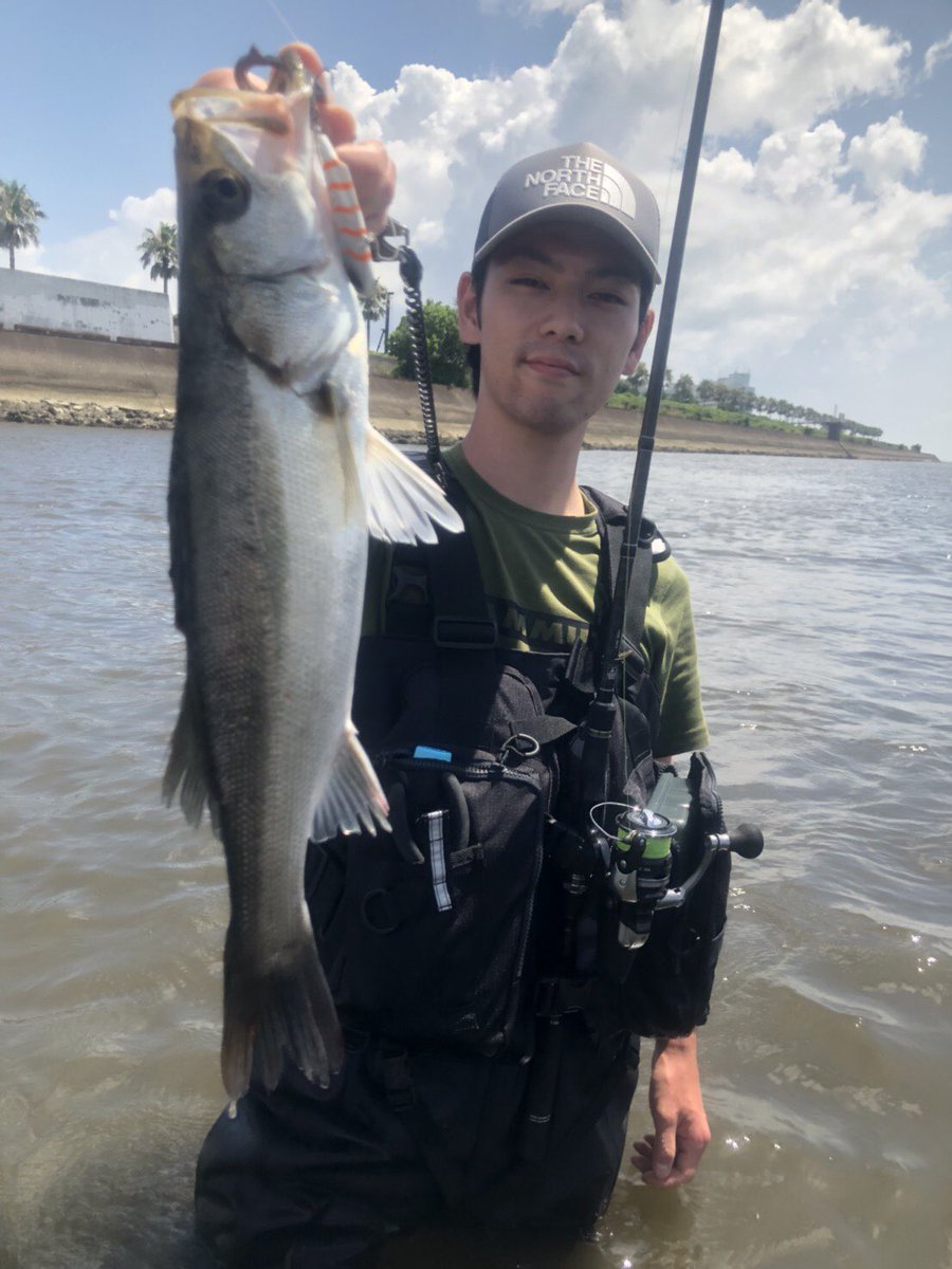 Taku_seabass24's tweet image. 台風後のデイゲーム🎣
日焼けしてきました☀️（笑）

瀬に着いてる魚をキャッチしながら、最後に75cmをキャッチ‼︎👍

やっぱりりデカイ魚の空気を吸い込むあのエラ洗いはたまらんね。

皆で楽しめました♪
#longin
#キックビート70
#リアルキッス