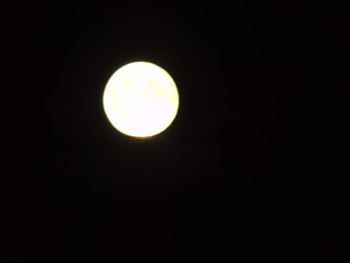 Elodie0189's tweet photo. Quelques photos de la pleine lune du samedi 28 juillet. Dommage que l'éclipse lunaire du 27 n'était pas visible chez moi à cause du ciel très nuageux. #Lune #PleineLune #Moon #Astronomie #Lumière #Light #PhotoAmateur #SonyDSCH300 #Zoom35 #ModeManuel https://t.co/gLQqva2FIi