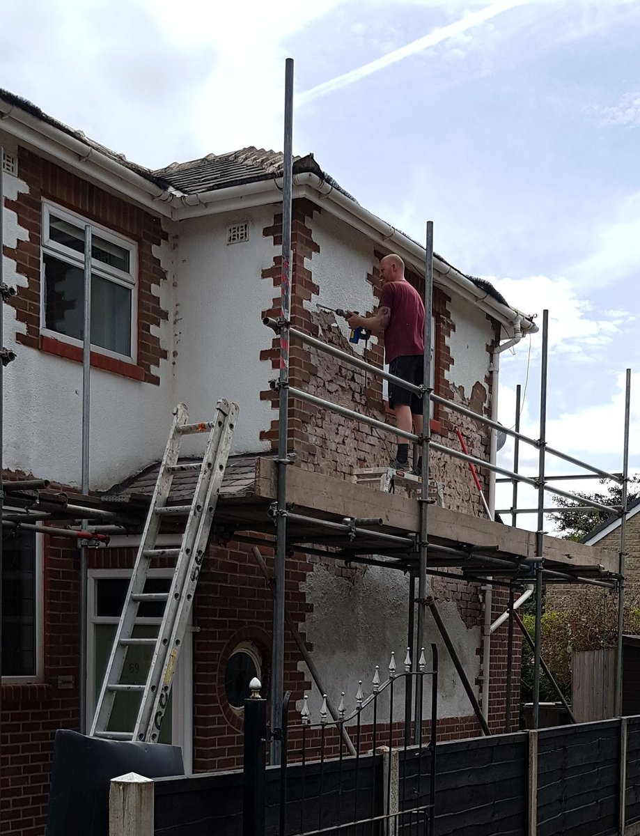 SKR_Plastering's tweet photo. Before and after . Old S&amp;C render hacked off , replaced with K-REND FT white #SKRPlastering #gmrrefurbishments #krend @GGreyPlastering https://t.co/qef6jSOXE3