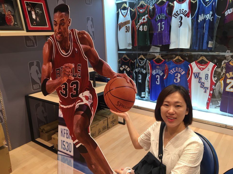 nari3388's tweet photo. #농구 매니아 남편과 #타이베이 여행중 #나이키 #아디다스 #nba 샵 구경은 필수! #타이베이101 #新光三越 모두 다 돔!!! https://t.co/6TOWHBQdPh