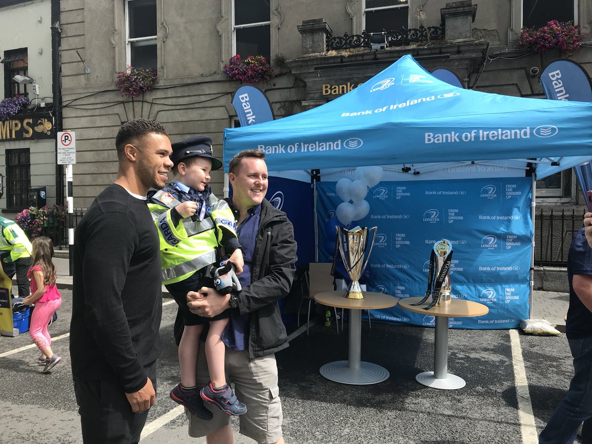 michaelcahill67's tweet photo. Many thanks these two for their help yesterday in Naas #communityfete @adamsbyrne @Cahill_Sam_ #FromTheGroundUp @leinsterrugby @LeinsterBranch @NaasRFC @Barretstown #BOIrugby https://t.co/XRW2PIpkVt