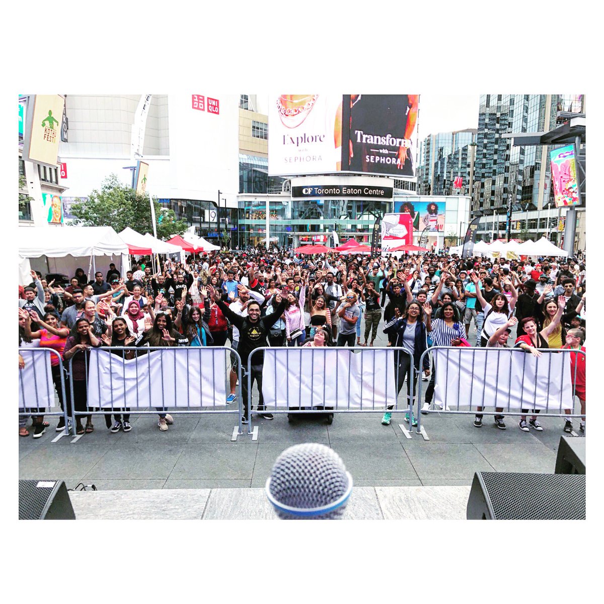 RoveenaMusic's tweet photo. When you ask the audience to pose for a pic! What an amazing crowd @YDSquare - Thank you for having me @kothufest 🌶🎶 #kothufest #kothuculture #stageviews #recordingartist https://t.co/4xkUGlxCSk