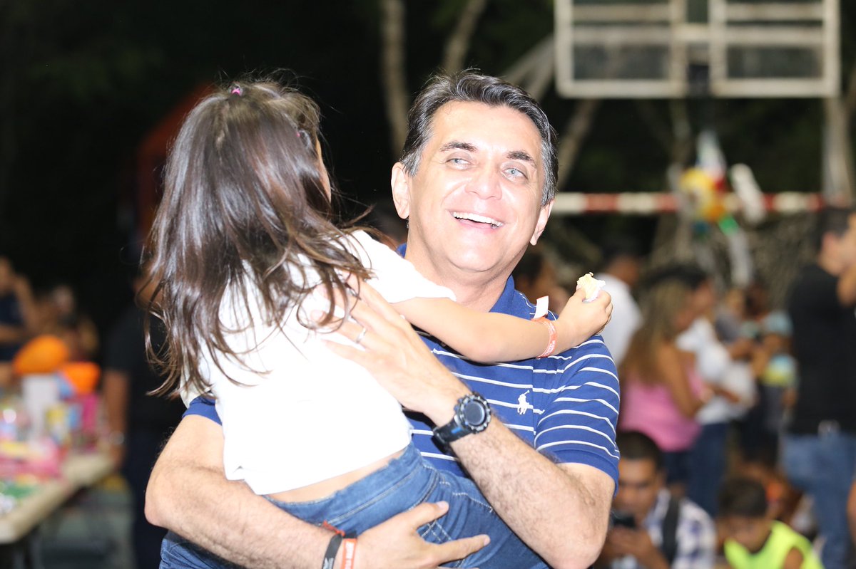 MiguelRamonSII's tweet photo. A muchos los señalan como locos, unos por hacer cosas que parecían imposibles, otros por conseguir su sueños y en general nos llaman locos a quienes creemos en los demás, a quienes la confianza es la medida de paz en nuestras vidas! #FelizDomingo #Familia #QuintanaRoo #Vive https://t.co/V4BVfs4e0D