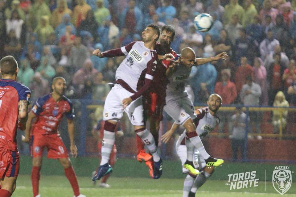 #TOROSDELNORTE #ÁlvaroSaborio

 "Sabo" a dos goles del club de los 100 y con un equipo que promete. Saprissa encontró en "El Cachetón" dos y se trajo un punto de una cancha donde pocos podrán puntuar. Bien por Multimedios, calidad de trasmisión.