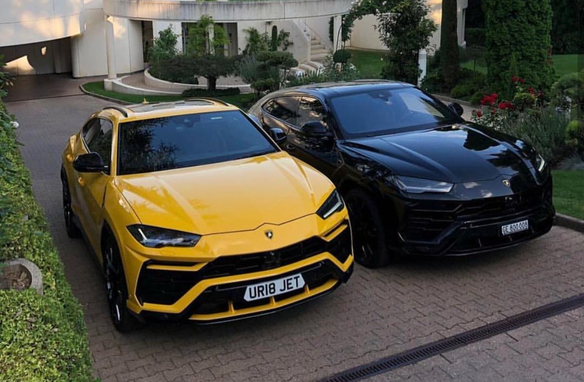 DailyLamboTM's tweet image. Left or right ? 🇮🇹