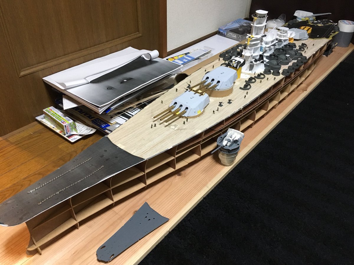 非理法権天な毎日 على تويتر 戦艦大和1 144 進捗状況6 大和の甲板貼り作業 1週目 がようやく完了 とりあえず甲板のほぼ大部分に水兵さんフィギュアを仮置き出来るようになったから楽しい 笑 引き続き2週目の甲板貼り作業する為に材料をまた仕入れなければ D