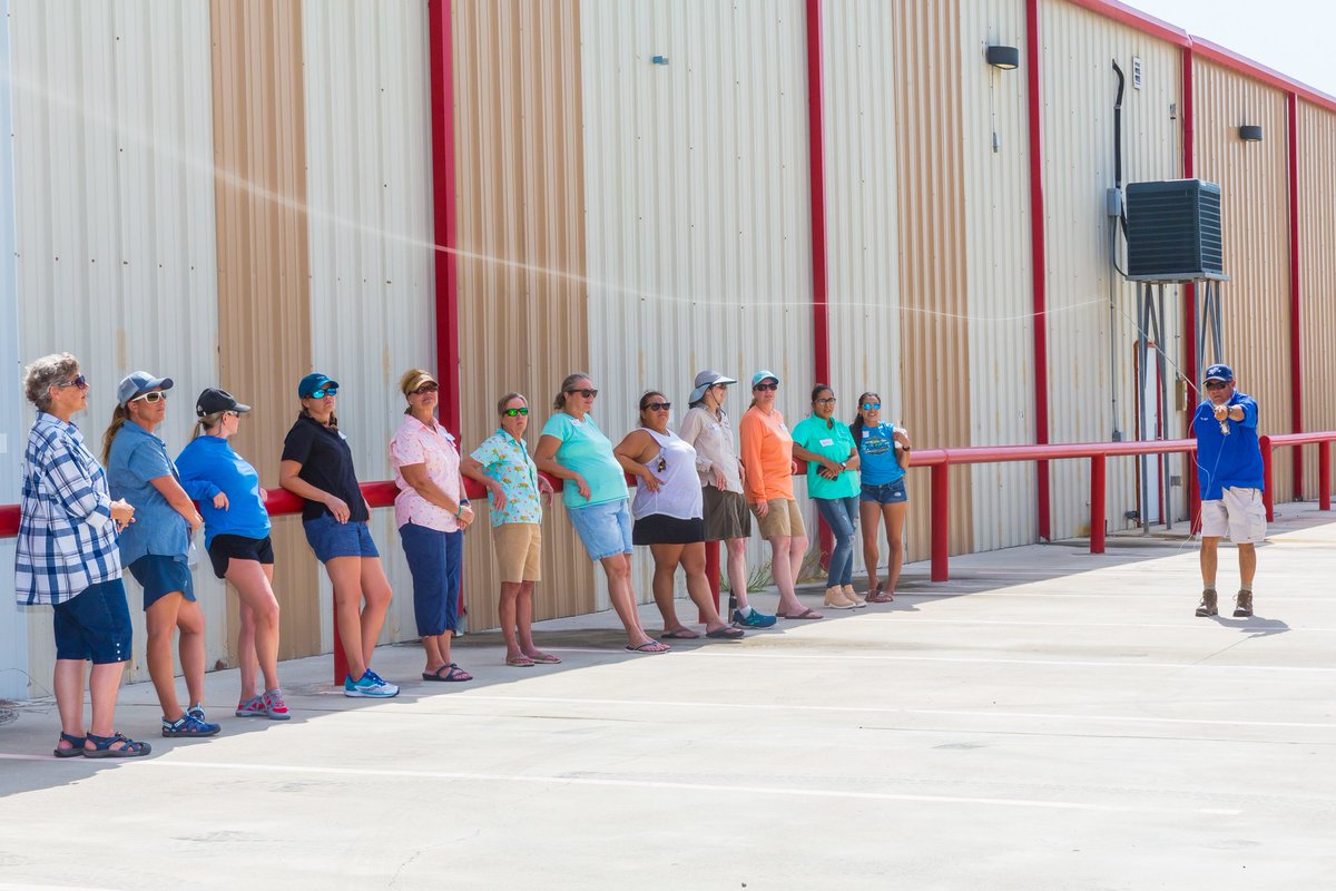 LeftyRay's tweet image. Ladies fly casting class at Roy's Bait and Tackle, Corpus Christi, TX  @FishGLoomis