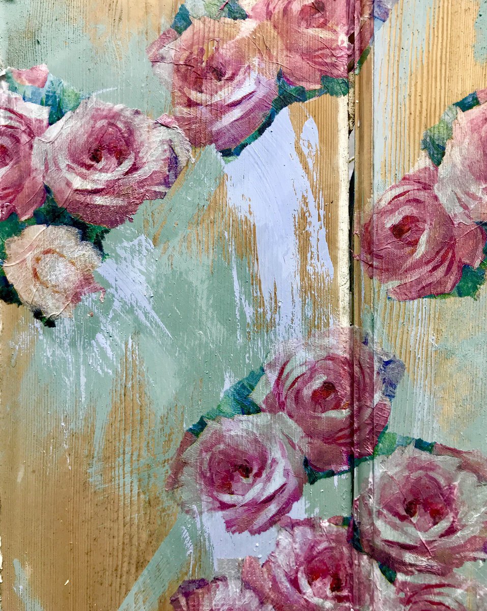LindiKirwin's tweet photo. Any of you out there like this teasy pic, thus far? Iβm #decoupaging an old #door β‘οΈ #design #interiordesign β‘οΈ The reverse side will be different β‘οΈ #watchthisspace #upcycling https://t.co/XAFiEUZLGx