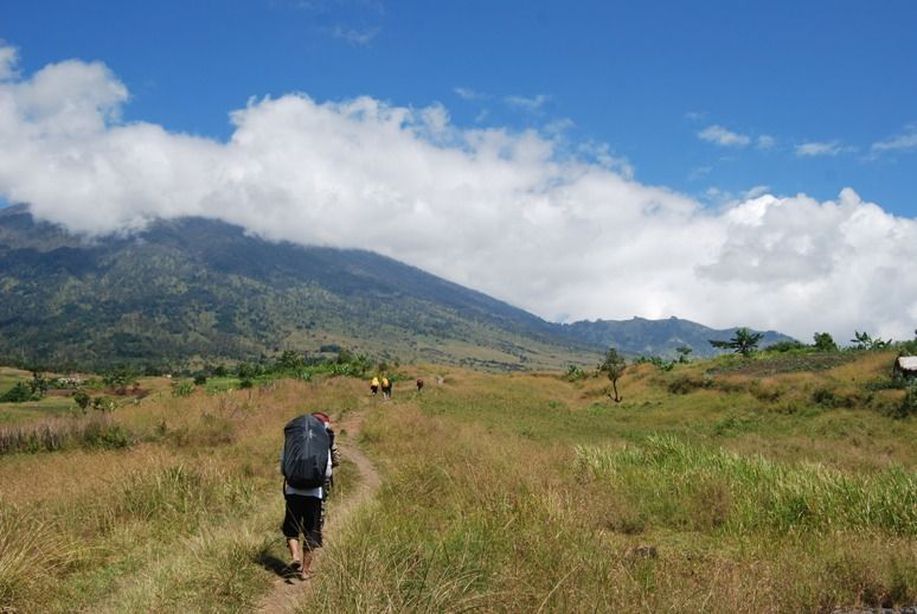 detikcom's tweet photo. 7 Pendaki dari Makassar di Rinjani Dievakuasi, 1 Tewas Masih Dicari https://t.co/ide7K4n9C5 https://t.co/GMmp972n8M