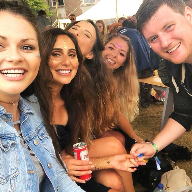 prettynpeeptoes's tweet photo. || ❤️ || Even the rain couldn’t stop us from smiling...or was that the alcohol 🧐 
____________________________________________
#portelliotfestival2018 #bloggers #litfest18 #fbloggers #festivalfriends #bbloggers #alloftheglitter #plymouthbloggers #dontgivebenwhiskybeforemidday https://t.co/BdYYwkhtuv