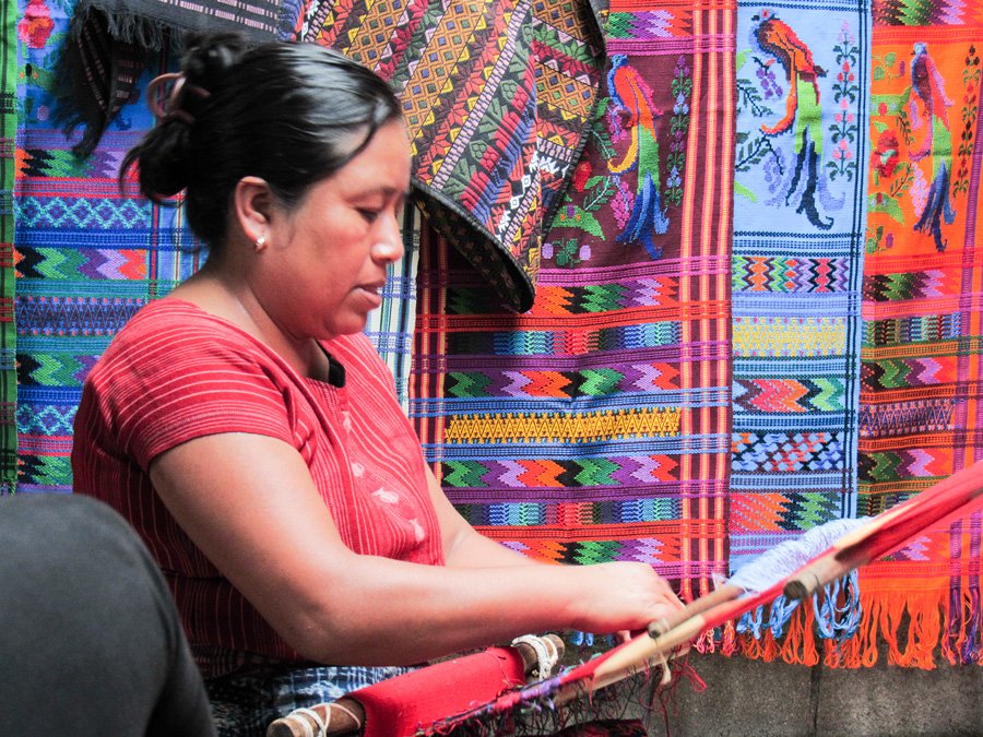 birdwatching & textiles around the famous lake Atitlán #BirdwatchingTourGuatemala #NatureTours #GuatemalaBirds #Birdwatching #Tours birdwatchingguatemala.com martsam.com