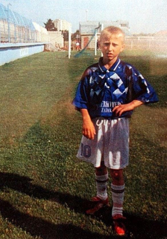 PhotosHistos's tweet photo. Quand il avait 6 ans, Luka Modric et sa famille étaient des réfugiés d'une zone de guerre. Il a grandi avec le bruit des grenades. On lui a dit alors qu'il était trop petit et faible pour jouer au football.  En 2018, il a été élu meilleur joueur de la Coupe du Monde de football. https://t.co/M7anMrd6A5