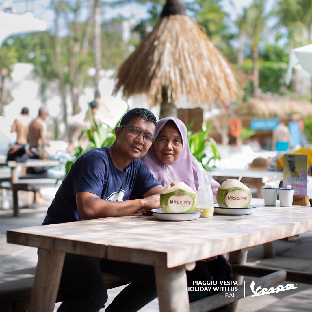 Vespa_IND's tweet image. The last day of #PiaggioVespaHolidaywithUs! Menikmati hari terakhir dengan makan siang dan bersantai di daerah Seminyak. Thank you @bo_11m and his mom have been joining the fun holiday with us, see you next time! #Piaggio #MoveBeautifully