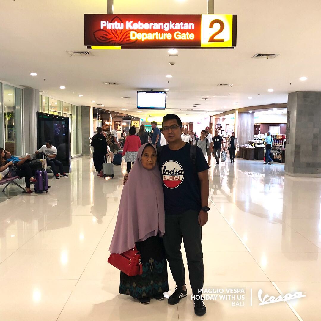 Vespa_IND's tweet image. The last day of #PiaggioVespaHolidaywithUs! Menikmati hari terakhir dengan makan siang dan bersantai di daerah Seminyak. Thank you @bo_11m and his mom have been joining the fun holiday with us, see you next time! #Piaggio #MoveBeautifully