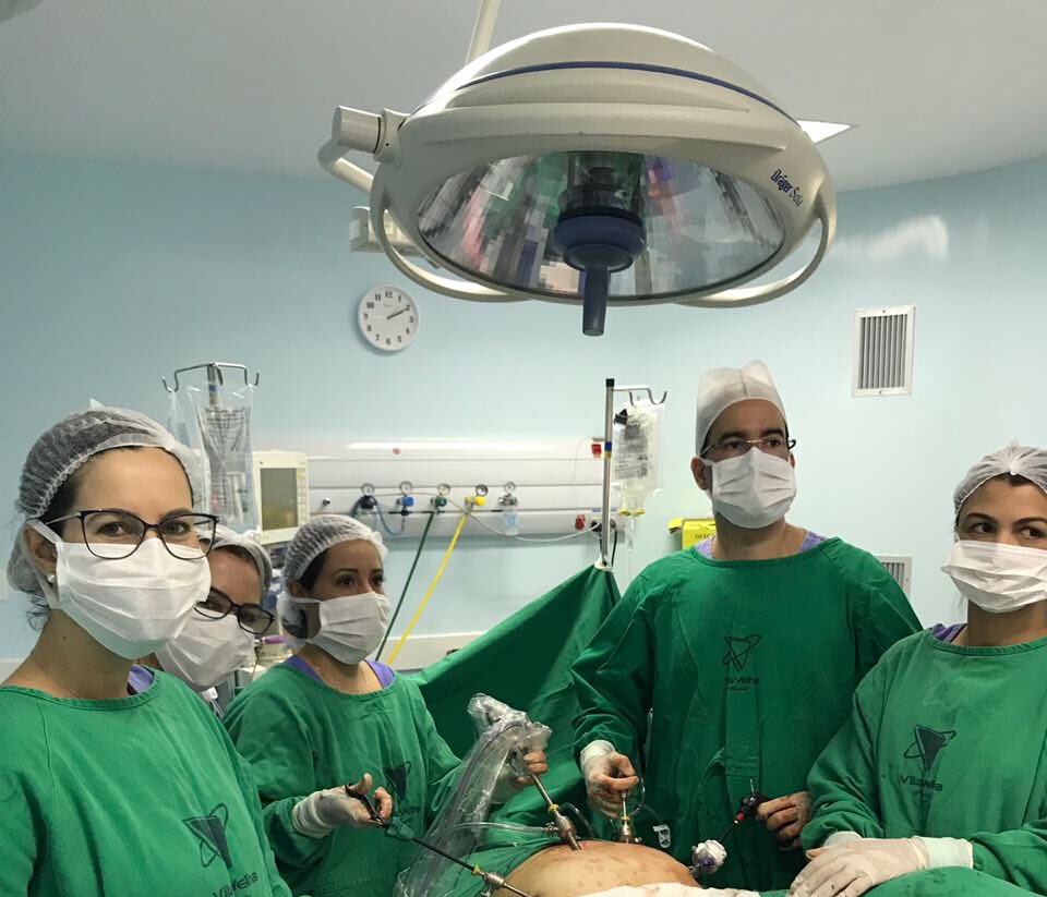 Thiersoares's tweet photo. Mais uma preceptoria. Ensinando como morcelar Mioma/Útero de maneira segura com o uso do “Bag”. Com a companhia das amigas #miomectomia #histerectomia #laparoscopia #morcelamento #morcelamentouterino #morcelamentocombag #morcelamentoseguro https://t.co/Nv6IF6dcWI