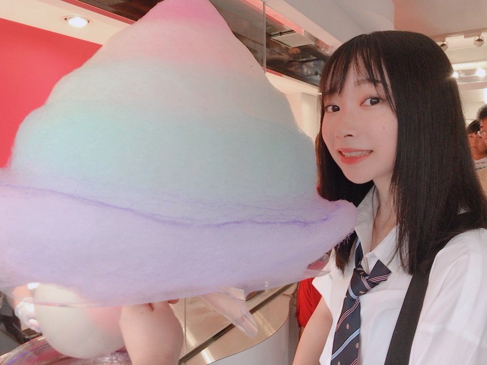 luv02_uran's tweet photo. 浅見氏とわたあめ🌈
。。。のはずが

😱UraNの悲劇😱
一口も食べず秒で溶けた1800円分の
わたあめ達。、。
あっという間に溶けてなくなった(   '-'   )

みなさん。
わたあめは買ったらすぐ！！！
食べることをオススメします😭
竹下通りを出る前に溶けた😭

カナシイ

#原宿 #くれまぐ

@mei_asami_ https://t.co/n0kv4ZPlTu