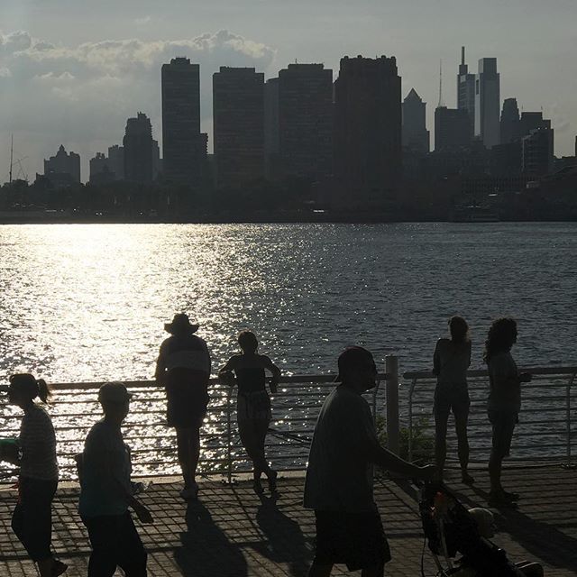 #camdenwaterfront #phillyskyline – #philadelphiaonly #delawareriver #silhouettemagic #silhouetteportrait #philly_igers #xpnfest ift.tt/2mQ7yXZ