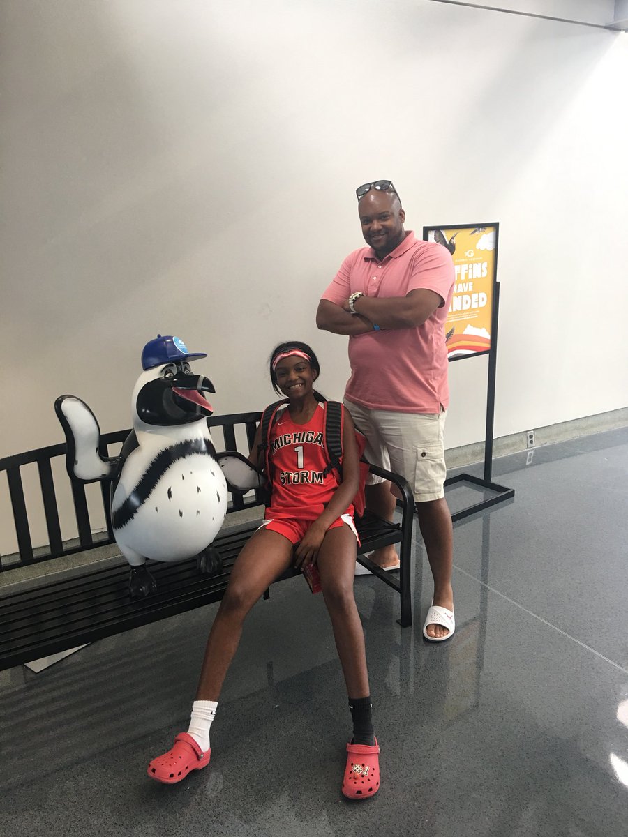 Kanisha721's tweet photo. Time for my family to head home @gtjr28 @thomasnya12 I miss you guys! #stormfam #treysup #legsfordays https://t.co/VwGPKmv8zU