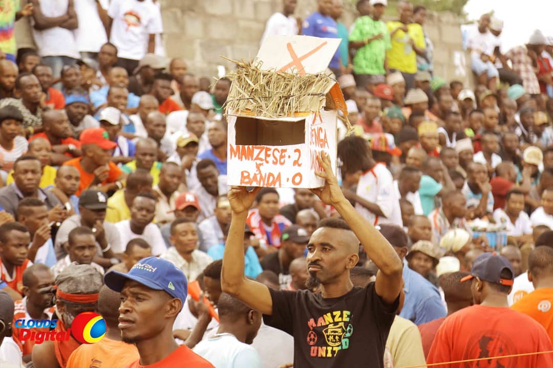 CloudsMediaLive's tweet photo. #NdondoCupUpdates | #Kinesi.

Unaweza kufuatilia LIVE mtanange wa leo (#BandaFc #360vsXXL) kupitia CLOUDS TV.

#WashtueWana | #SporstxtraNdondoCup2018 https://t.co/M2bUspwXVn