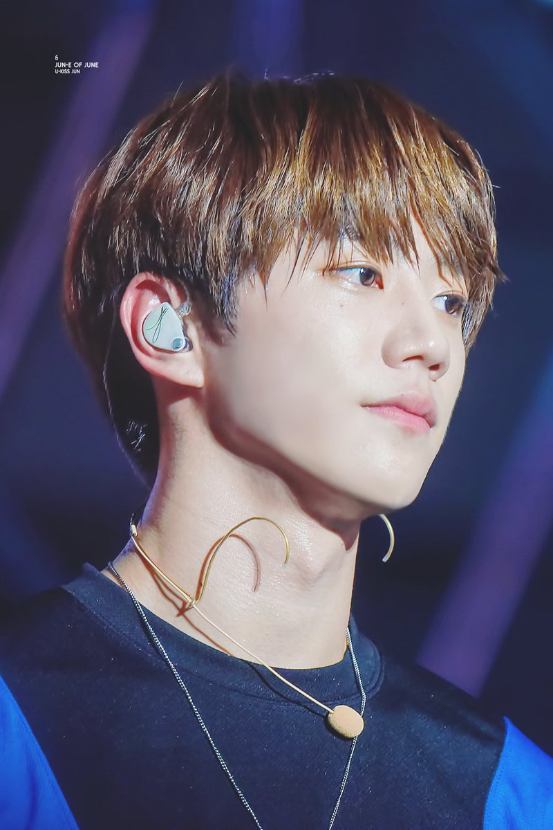 Junception97's tweet image. I have 3 things to say about this picture:
1. His visualssssss 😱
2. Y'all notice he's wearing the earphones his fans gifted to him~ the one with his signature on it 💕
3. HIS VISUALLLLSSSSSSSS 😭

#theunit #unitb #unb #ukissjun #ukiss #jun