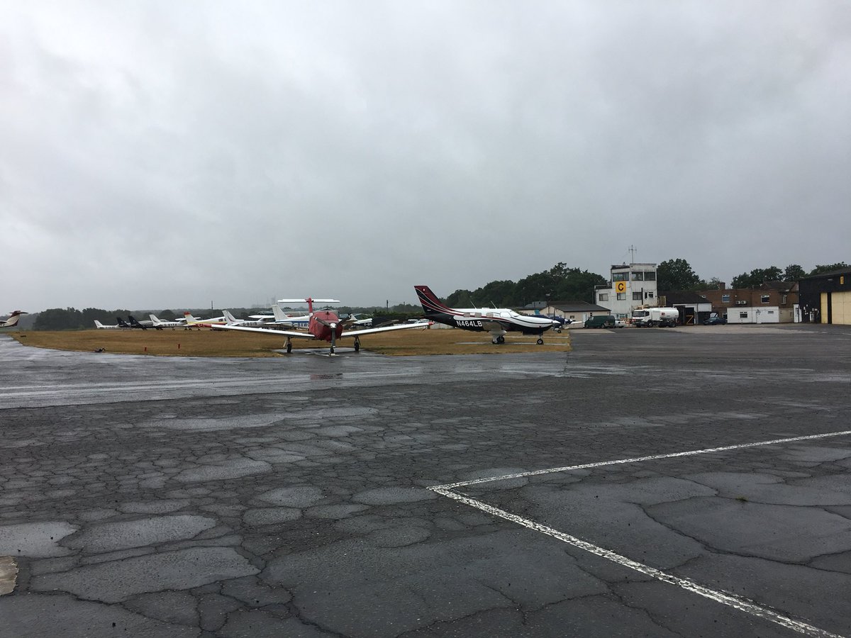 Satnav took me home via #fairoaks , where I got my #ppl with <a href="/SynergyAviation/">Synergy Aviation</a>. Obviously I need to stop and have a look! #avgeek #busyapron #nofairoaksnewtown #papis #papispilotclothing #synergy