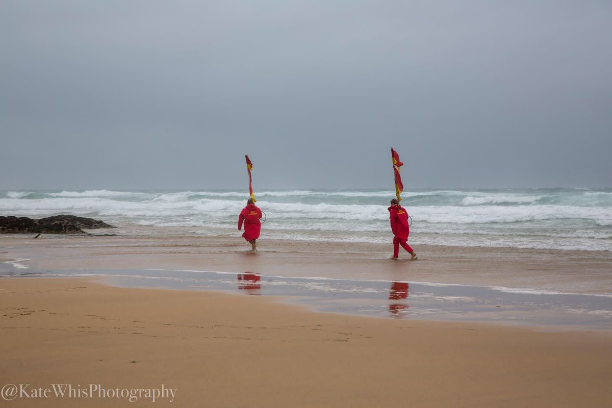 katewhis's tweet photo. Just in case anyone fancied a dip this morning, the lifeguards are on duty setting out the flags #boobybay #padstow #cornwall #SwimBetweenTheFlags @RNLI #stormy https://t.co/BOHVWQNnPG