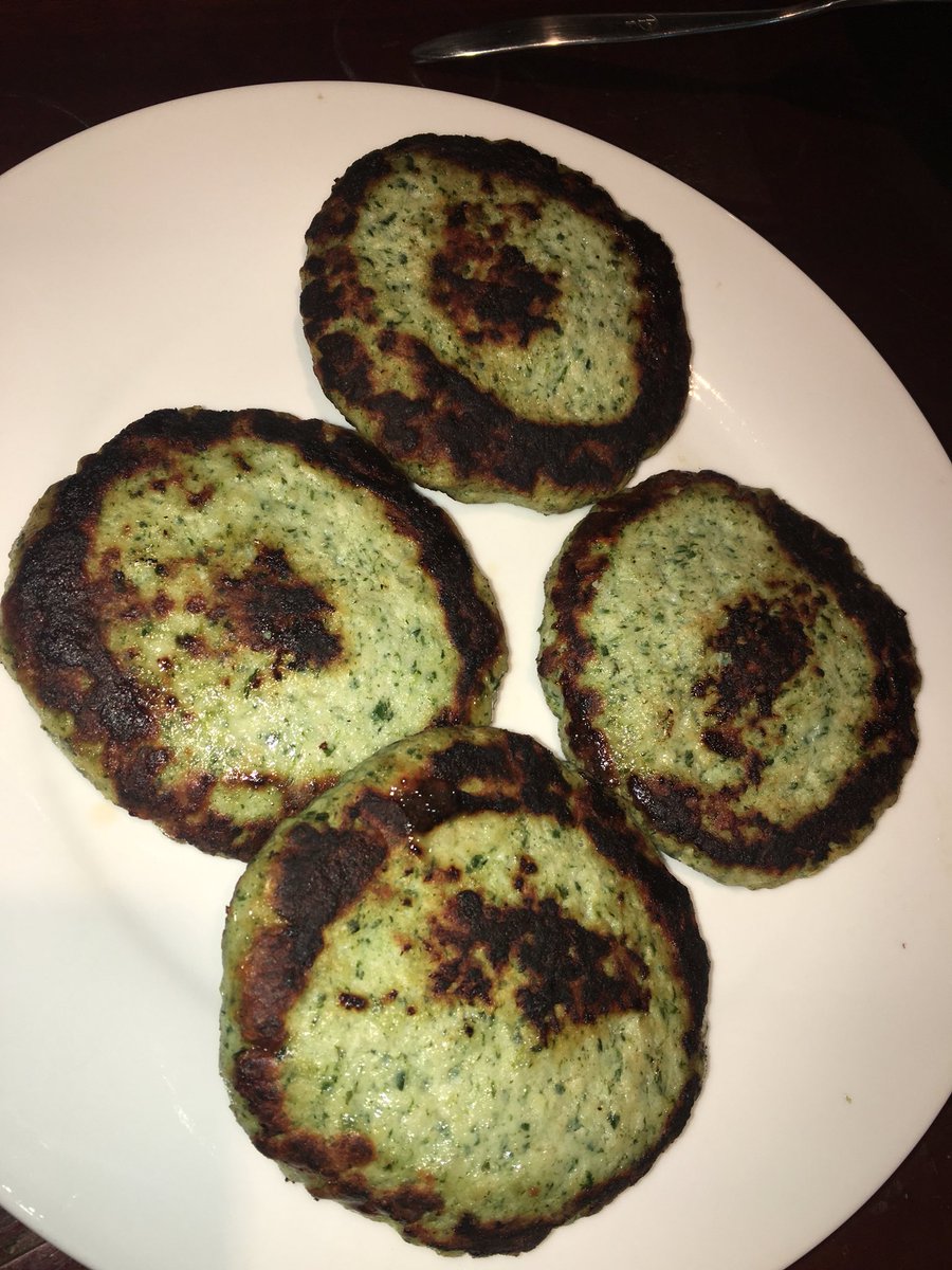 Hey <a href="/GordonRamsay/">Gordon Ramsay</a> my roommate <a href="/DjHugoBianco/">Hugo Bianco</a> cooked these spinach turkey burgers tonight. What do you think?