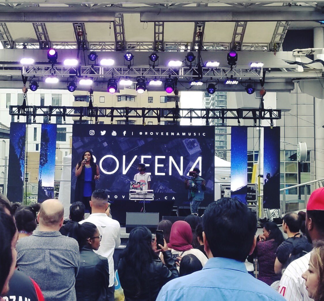 RoveenaMusic's tweet photo. What an amazing audience 💙🎶 @YDSquare @kothufest #kothufest https://t.co/0iXn4qJ5wI