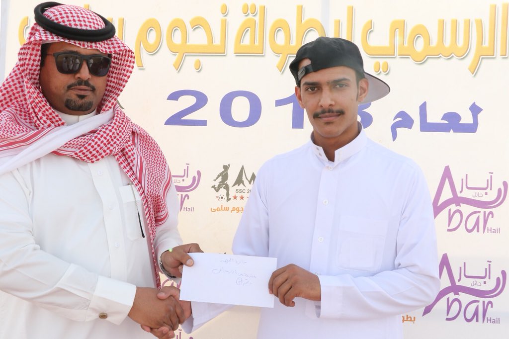 جوائز الجمهور المقدمة من شركة #آبار_حائل وهي عبارة عن ٥٠ كرتون + ثلاجة وسلمت على النحو التالي:
١/ ضاري محمد المغيلث.
٢/بندر زيد المهنا.
٣/ سعود سلمان المهيزع.

وقد قام بتسليمها أ/ سعود الجارالله و أ/ محمد الناصر.