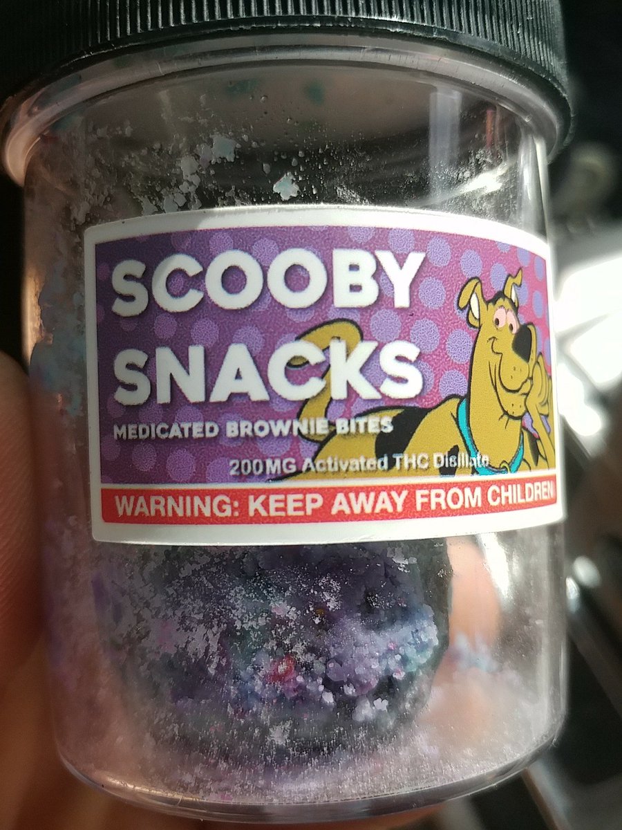 benjamin_esty's tweet image. Smoking moon rocks  #scoobiesnacks4breakfast