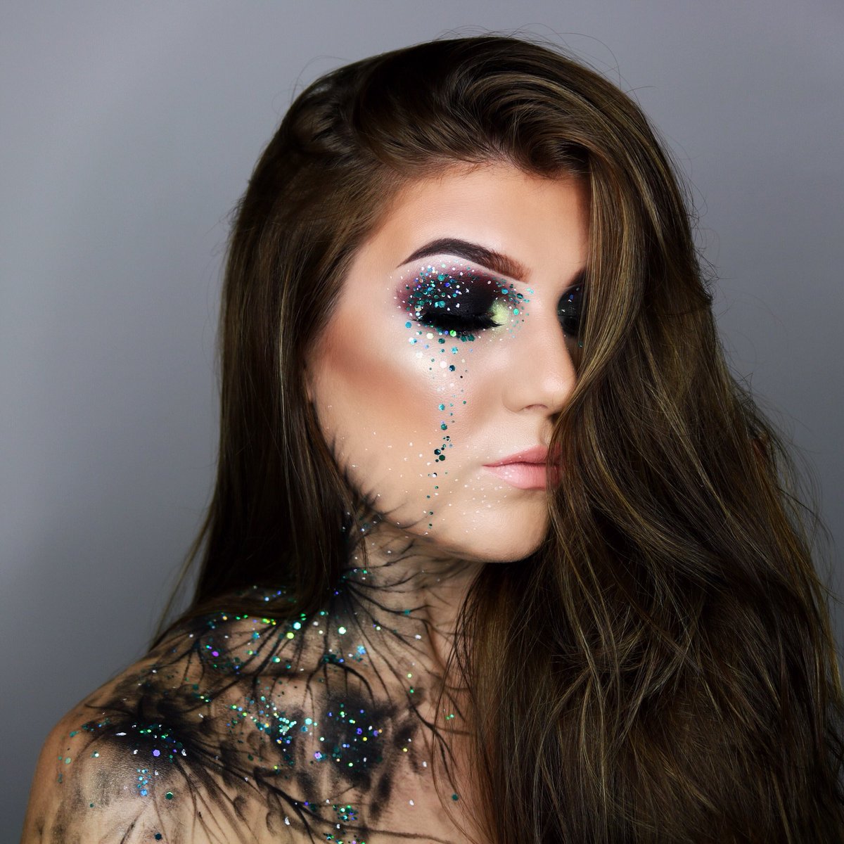 SLM92's tweet image. 💫💫💫 @MakeupGeek eyeshadows, @TheGlitterArmy1 Reef Glitter, @PeachesMakeup Super Freak inner corner, @ABHcosmetics for basically everything else! #makeup #creativemakeup #thisiswhatidoonsaturdaynights