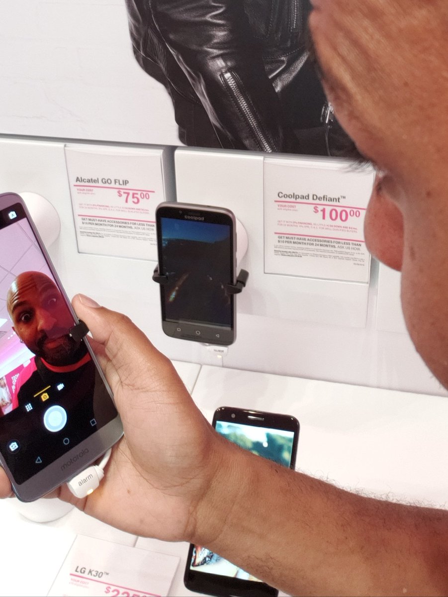 cobleimages's tweet image. This is a selfie of me talking a selfie with the new Moto e5 Plus.  This new phone has a 5MP front facing camera with flash and a 6" screen!!! #Amazingselfies #doubleselfie #twophones #noassistance #bemagenta