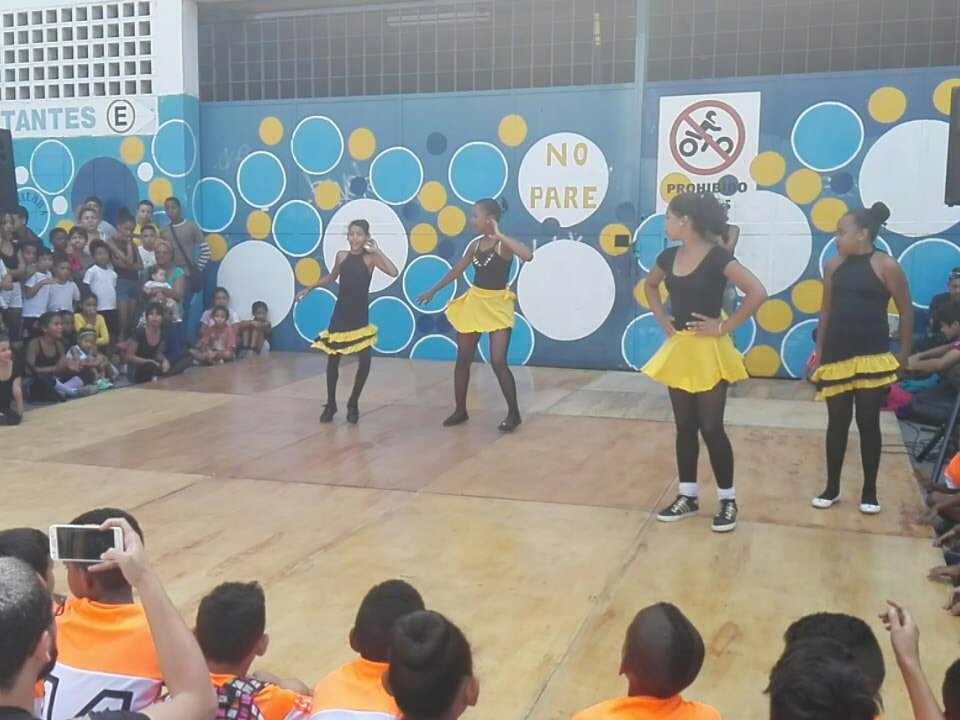 CCScity450's tweet photo. [ #MirarCCS ] 
…
Inician las presentaciones de música y baile, frente a la Escuela Comunitaria Luisa Goiticoa.
¡Acompáñanos!
... #CCScity450S03CiudadHospitalaria
#CCScity450 #CCS451 #SemanaAniversario #SumamosPorCaracas https://t.co/eWOcAi52dW
