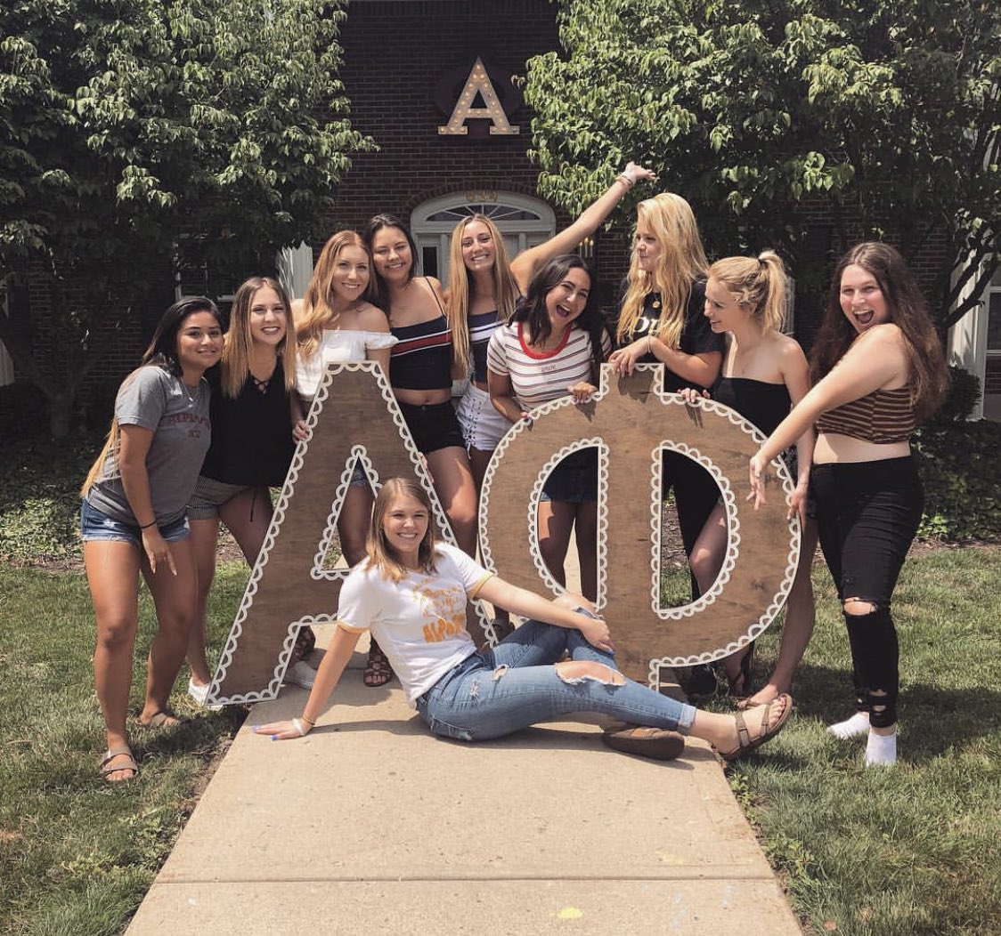 Our rising sophomore Sydney made so many awesome new Alpha Phi friends while attending ELI!