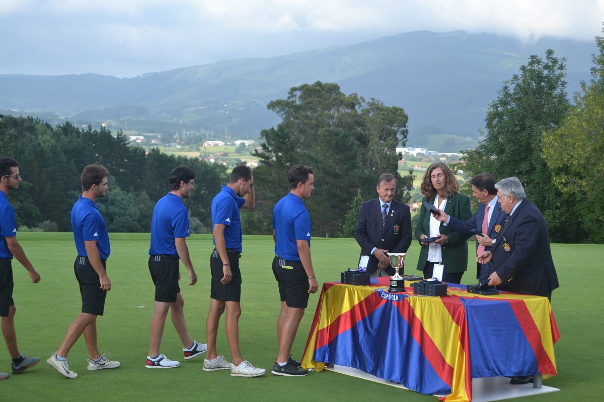 Tengolf's tweet photo. #ÁLBUM 📸📸📸 | Las mejores fotos de la VICTORIA 🏆 del equipo madrileño en el #InterAbsoluto. Entrega de premios en #Laukariz. Por @ADOLFMOON 👉https://t.co/E1oXM4UsLy https://t.co/s7XL9Re2ae