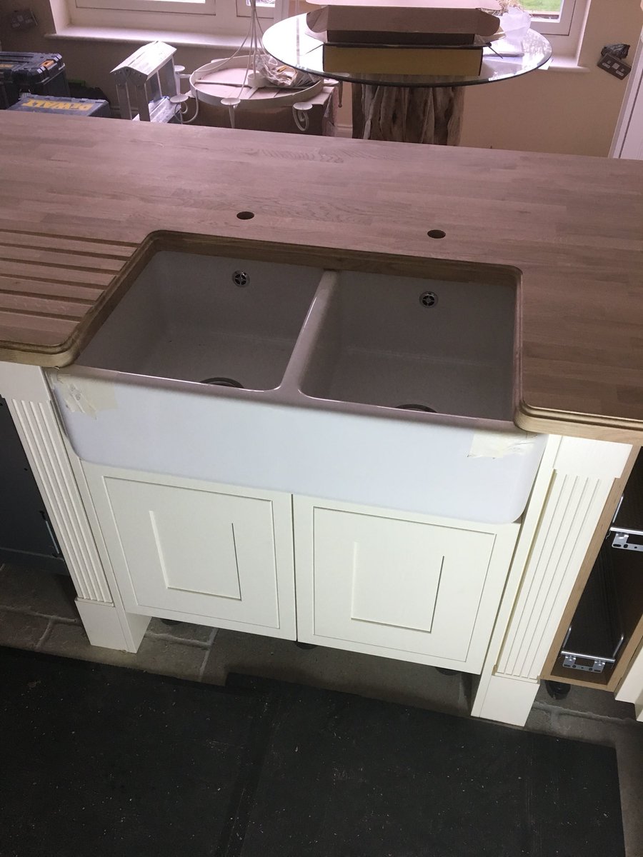Davidpalmer_ltd's tweet image. #Trendrouting oak worktop and double Belfast sink. #howdens #osmo #trend