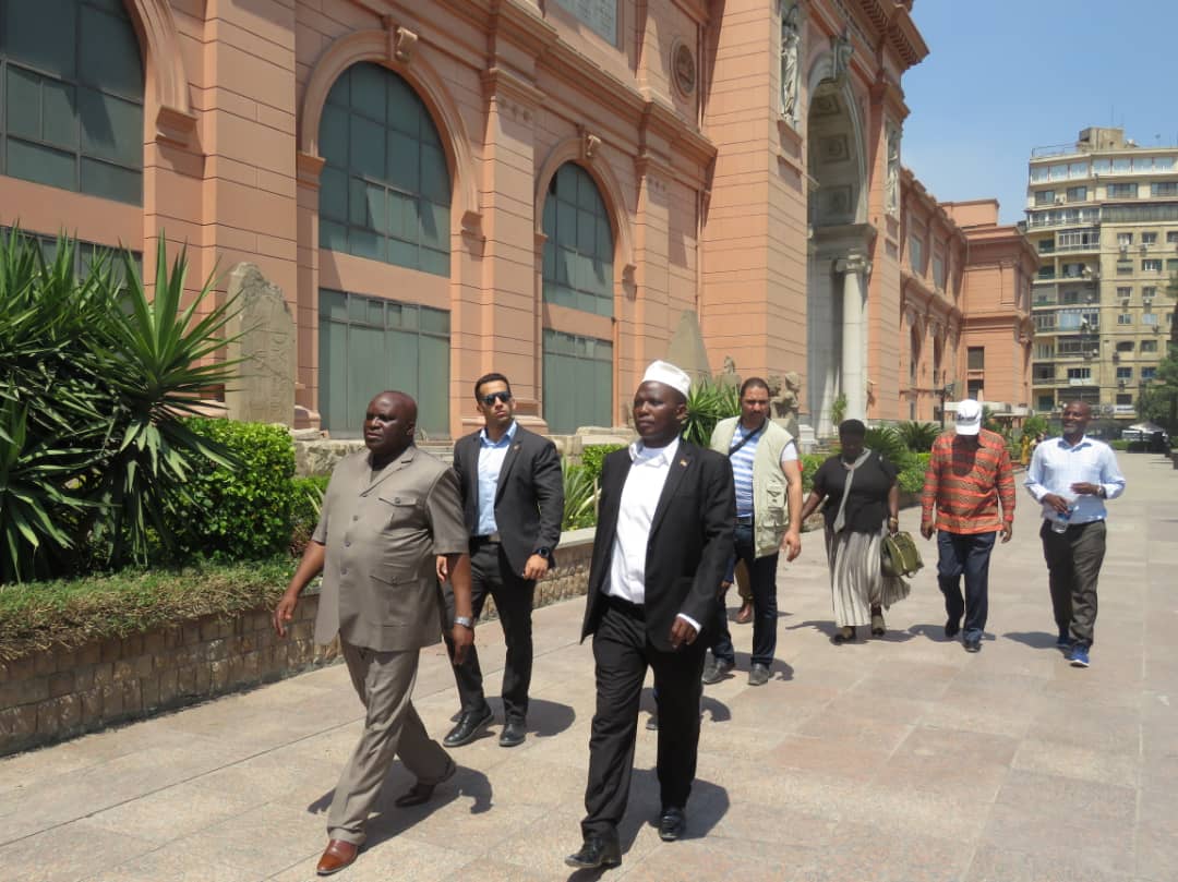 nshingamateka's tweet photo. 6 #Burundi le Président de @nshingamateka a aussi effectué une visite guidée au #muséenational de l' #Egypte où se reposent les corps momifiés des Pharaons dont le Pharaon de l'époque de Moïse où sont également conservés les objets historiques précieux de l'époque des Pharaons https://t.co/gJzOYBezdQ