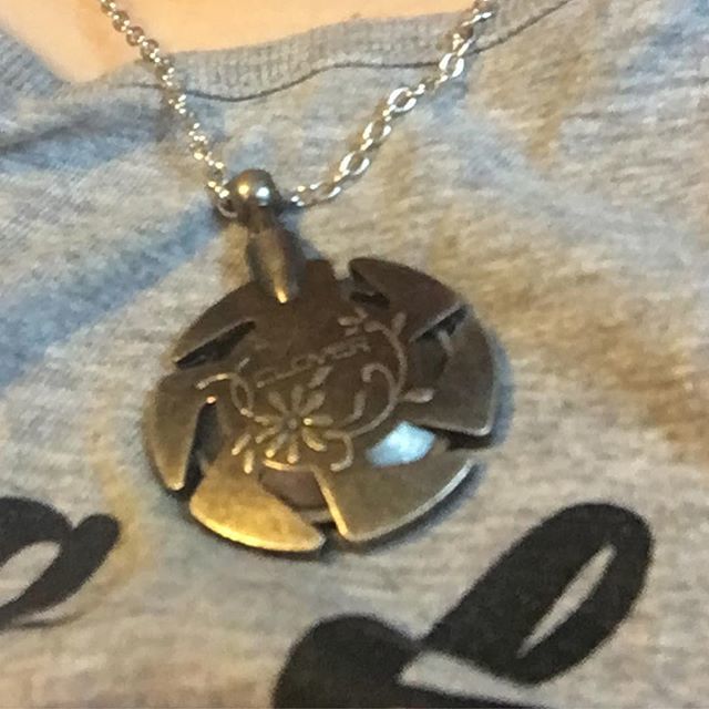 EdaurAfon's tweet image. I’m actually wearing my @clovercraftsuk #threadcutter as it’s meant! #Necklace by @fizzyelements Doesn’t it look amazing? #supportsmes #supporteachother #uketsyseller #etsyseller ift.tt/2K5kv9m