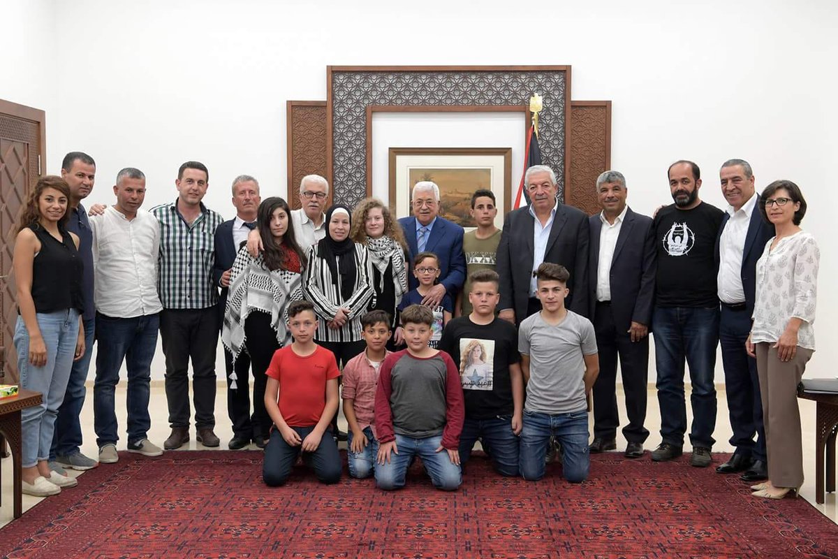La joven palestina, Ahed Tamimi, verdadera héroe de la resistencia a la ocupación israelí, es recibida junto a su familia por el Presidente Mahmoud Abbas. Ahed Tamimi, un ejemplo de lucha en Palestina!!!!